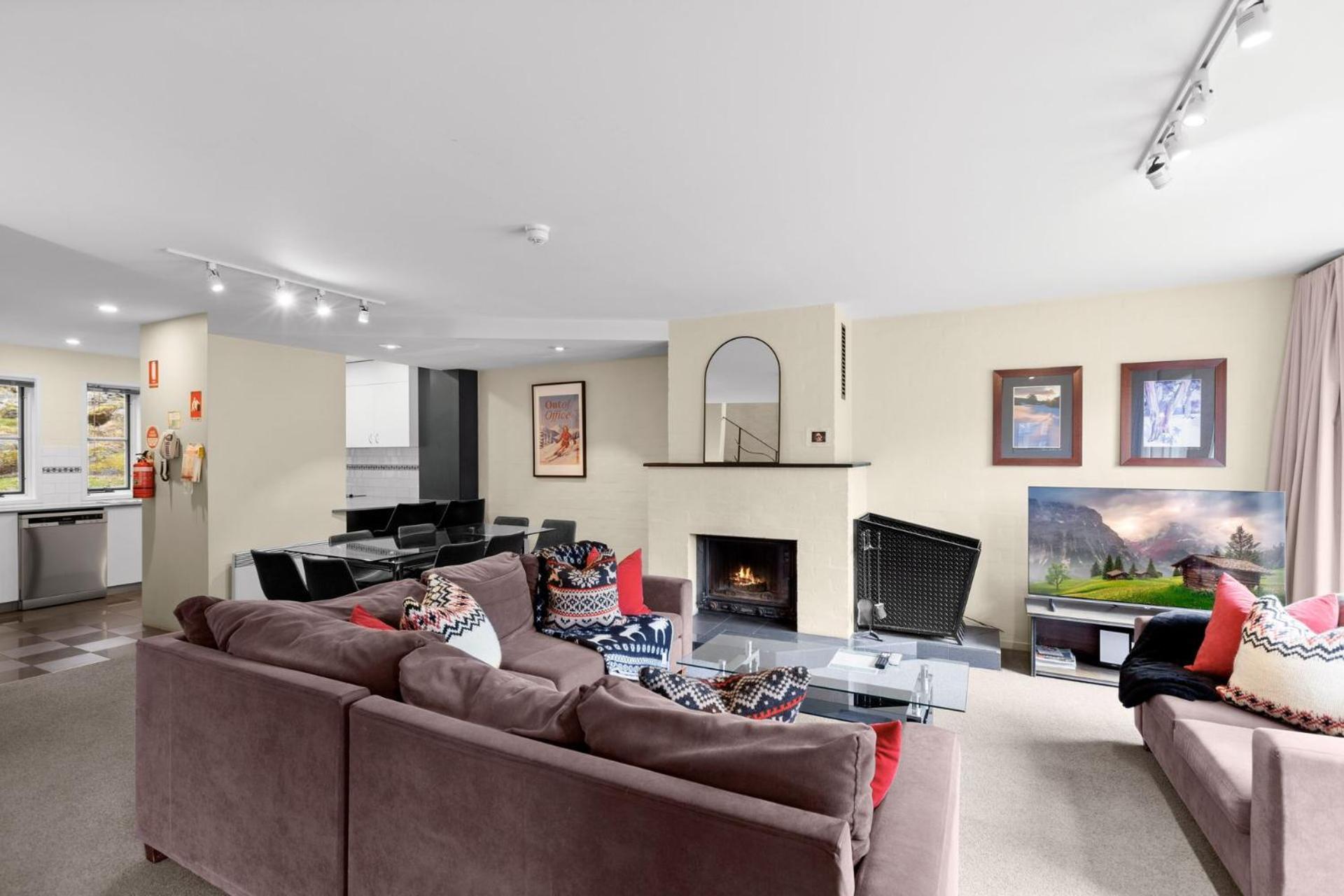 Village Green 2 Bedroom Loft Townhouse With Views Fireplace And Garage Parking Thredbo Exterior foto
