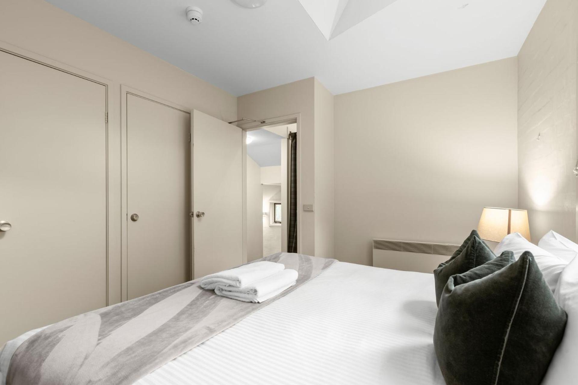 Village Green 2 Bedroom Loft Townhouse With Views Fireplace And Garage Parking Thredbo Exterior foto