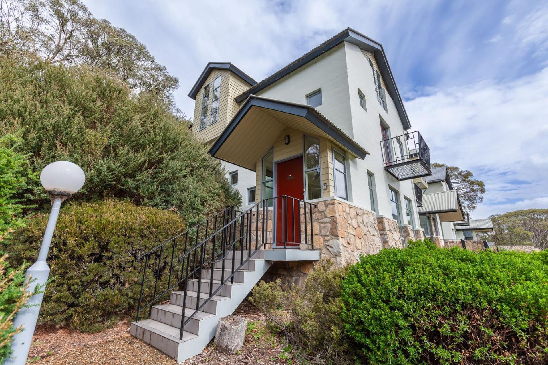 Village Green 2 Bedroom Loft Townhouse With Views Fireplace And Garage Parking Thredbo Exterior foto