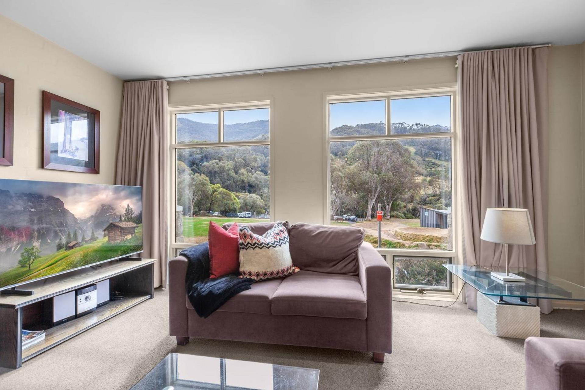 Village Green 2 Bedroom Loft Townhouse With Views Fireplace And Garage Parking Thredbo Exterior foto