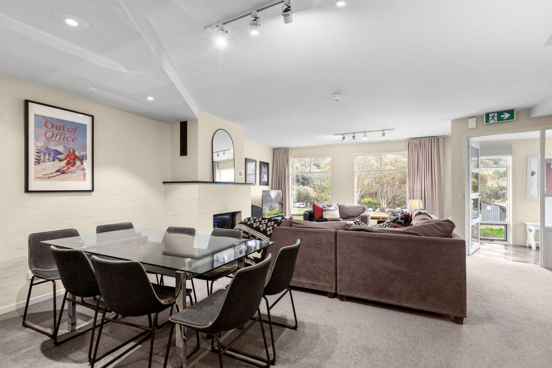 Village Green 2 Bedroom Loft Townhouse With Views Fireplace And Garage Parking Thredbo Exterior foto