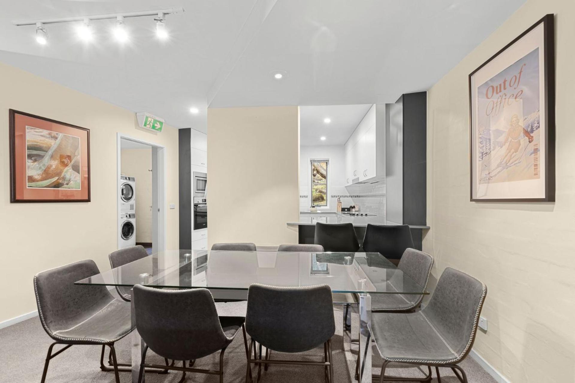 Village Green 2 Bedroom Loft Townhouse With Views Fireplace And Garage Parking Thredbo Exterior foto