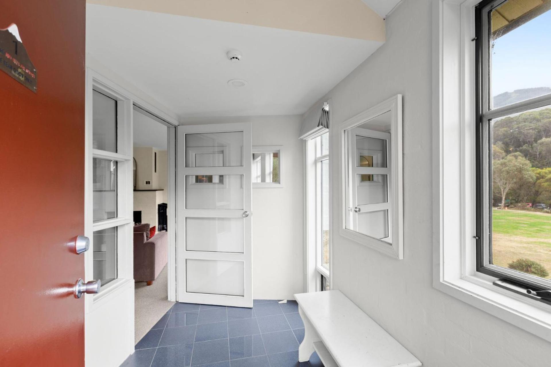 Village Green 2 Bedroom Loft Townhouse With Views Fireplace And Garage Parking Thredbo Exterior foto